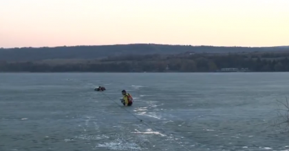 Un barbat s-a prabusit sub gheata unui lac din apropierea localitatii Vatra. Interventia salvatorilor - VIDEO Un barbat s-a prabusit sub gheata unui lac din apropierea localitatii Vatra. Interventia salvatorilor - VIDEO