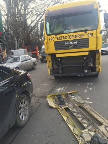 Carambol la o intersectie din capitala cu trei masini si un vehicul de la Exdrupo - GALERIE FOTO 