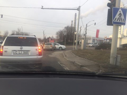 Nu au putut imparti carosabilul. Accident matinal la o intersectie din capitala - FOTO Nu au putut imparti carosabilul. Accident matinal la o intersectie din capitala - FOTO