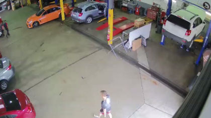 Hotii i-au furat autoturismul din service. Totul a fost surprins de camerele de supraveghere - VIDEO Hotii i-au furat autoturismul din service. Totul a fost surprins de camerele de supraveghere - VIDEO