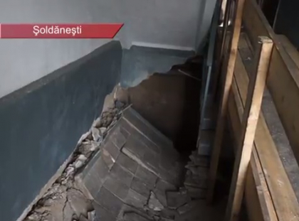 La un pas de tragedie! Scara unui bloc de locuit din Soldanesti s-a prabusit: "Toti au fost evacuati". Cum vor iesi afara locatarii pana va fi reparata aceasta - FOTO La un pas de tragedie! Scara unui bloc de locuit din Soldanesti s-a prabusit: "Toti au fost evacuati". Cum vor iesi afara locatarii pana va fi reparata aceasta - FOTO
