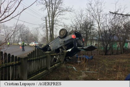 O masina plina cu moldoveni, printre care si un copil, implicati intr-un accident in Romania. Autoturismul s-a rasturnat si a ajuns intr-un gard dupa ce soferul a pierdut controlul asupra volanului - FOTO