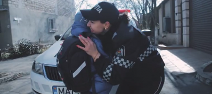 Video emotionant realizat de Inspectoratul National de Patrulare de Ziua Femeii. Muzica pe fundalul clipului este o piesa a baietilor de la Carla\'s Dreams - VIDEO Video emotionant realizat de Inspectoratul National de Patrulare de Ziua Femeii. Muzica pe fundalul clipului este o piesa a baietilor de la Carla\'s Dreams - VIDEO
