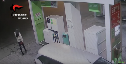O moldoveanca stabilita in Italia, pusa de propriul sot sa se prostitueze. Imagini de pe camerele de supraveghere - VIDEO O moldoveanca stabilita in Italia, pusa de propriul sot sa se prostitueze. Imagini de pe camerele de supraveghere - VIDEO