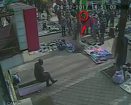 Acesti barbati sunt cautati de politie: Au fost surpinsi de camerele de supraveghere cum fura din buzunarul unei tinere - VIDEO Acesti barbati sunt cautati de politie: Au fost surpinsi de camerele de supraveghere cum fura din buzunarul unei tinere - VIDEO