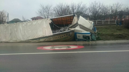 Grav accident in raionul Floresti. Un TIR s-a ciocnit de un pilon electric si a ajuns intr-un sant - FOTO Grav accident in raionul Floresti. Un TIR s-a ciocnit de un pilon electric si a ajuns intr-un sant - FOTO