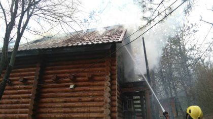 Incendiu intr-o zona de agrement din apropierea localitatii Hrusova, Criuleni. O casa de odihna din lemn a fost cuprinsa de flacari - GALERIE FOTO Incendiu intr-o zona de agrement din apropierea localitatii Hrusova, Criuleni. O casa de odihna din lemn a fost cuprinsa de flacari - GALERIE FOTO