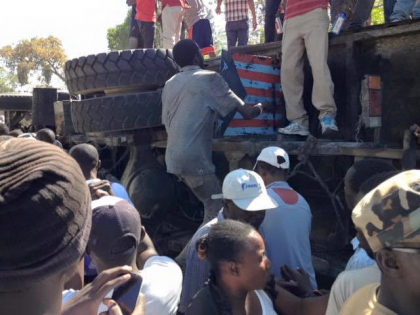 Accident grav in Haiti. Un barbat a intrat cu autobuzul pe care il conducea intr-un grup de muzicanti care mergeau pe strada - VIDEO