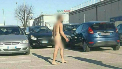Un moldovean de 29 de ani, surprins in timp ce se plimba in pielea goala pe o strada din Italia. Presa italiana: "I s-a urcat caldura la cap" - VIDEO