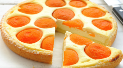 Prajitura cu branza si caise. Un desert care iti va alinta papilele gustative Prajitura cu branza si caise. Un desert care iti va alinta papilele gustative