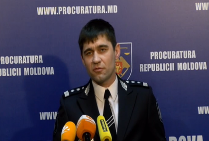 12 persoane din capitala, 10 barbati si 2 femei, retinute: Vindeau droguri doar in sectorul Botanica. Aveau substante narcotice de peste 5 milioane de lei