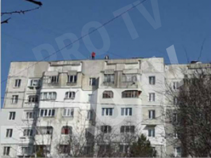 O minora de 15 ani care a amenintat ca se arunca in gol de pe un bloc cu 9 etaje din Orhei, convinsa de politisti sa coboare de pe acoperis: Ce i-a spus adolescenta prietenei ei - FOTO