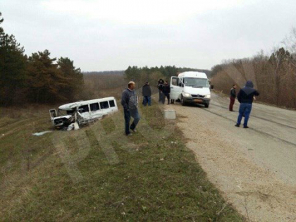 Grav accident pe soseaua Causeni-Bender: 11 persoane au ajuns la spital, dintre care una, in stare grava dupa ce microbuzul in care se aflau a fost lovit de un camion - FOTO