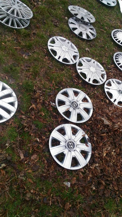 Masini ca Volkswagen, Mazda, Hyundai, Ford, lasate fara capace sau oglinzi: soferii au gasit piesele imprastiate prin cartier - GALERIE FOTO