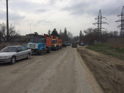 Mirosul insuportabil din Bubuieci a scos oamenii la protest: Localnicii au blocat accesul autospecialelor care transporta deseuri la groapa de gunoi din localitate - GALERIE FOTO Mirosul insuportabil din Bubuieci a scos oamenii la protest: Localnicii au blocat accesul autospecialelor care transporta deseuri la groapa de gunoi din localitate - GALERIE FOTO