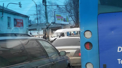 Trafic infernal in centrul capitalei. Carambol cu trei autoturisme dintre care si o ambulanta: Politia se afla la fata locului - FOTO Trafic infernal in centrul capitalei. Carambol cu trei autoturisme dintre care si o ambulanta: Politia se afla la fata locului - FOTO