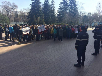 Vanzatorii de carne din piata centrala protesteaza. Zeci de oameni s-au adunat din nou in fata Parlamentului - FOTO Vanzatorii de carne din piata centrala protesteaza. Zeci de oameni s-au adunat din nou in fata Parlamentului - FOTO