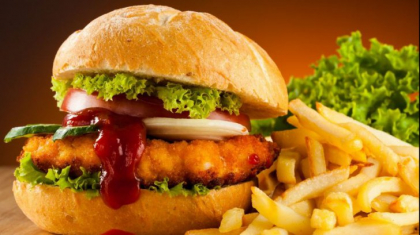 A mers la un fast-food celebru sa cumpere un burger. Ce a primit in schimb e socant A mers la un fast-food celebru sa cumpere un burger. Ce a primit in schimb e socant