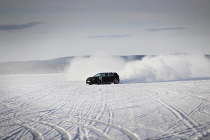Cel mai rapid Hyundai din istorie danseaza pe gheata cu un pilot din WRC la volan - VIDEO Cel mai rapid Hyundai din istorie danseaza pe gheata cu un pilot din WRC la volan - VIDEO