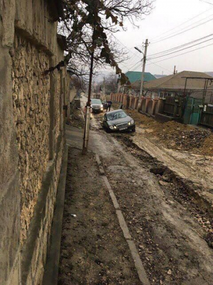 L-a prins ghinionul pe o strada din Durlesti pe care au loc lucrari de reparatii. Mercedes-ul unui sofer - inghitit de o groapa - FOTO L-a prins ghinionul pe o strada din Durlesti pe care au loc lucrari de reparatii. Mercedes-ul unui sofer - inghitit de o groapa - FOTO
