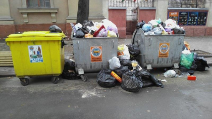 Nu au unde sa-l duca dupa ce zeci de localnici din Bubuieci au blocat accesul autospecialelor care depoziteaza deseurile? De doua zile, in unele curti din capitala, gunoiul nu mai este evacuat - FOTO Nu au unde sa-l duca dupa ce zeci de localnici din Bubuieci au blocat accesul autospecialelor care depoziteaza deseurile? De doua zile, in unele curti din capitala, gunoiul nu mai este evacuat - FOTO
