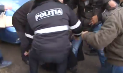 Momentul in care un barbat se arunca jos in fata masinii pentru ca primarul orasului Basarabeasca sa nu fie retinut: zeci de localnici s-au incaierat cu politistii - VIDEO