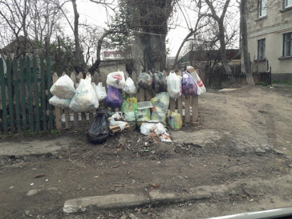 Peisaj dezolant pe o strada din capitala: nu o sa-ti vina sa-ti crezi ochilor. Gunoiul a ajuns sa fie atarnat pe gard - GALERIE FOTO