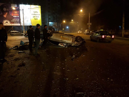 Grav accident azi noapte la o intersectie din capitala. Un Mercedes, facut zob dupa ce s-a izbit intr-un semafor si s-a inversat de cateva ori pe carosabil - FOTO