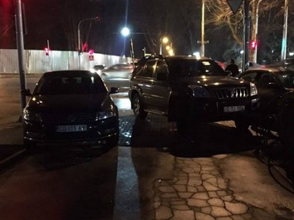 O masina cu numere diplomatice, surprinsa parcata neregulamentar in centrul capitalei. Ce spun oamenii legii - FOTO
O masina cu numere diplomatice, surprinsa parcata neregulamentar in centrul capitalei. Ce spun oamenii legii - FOTO