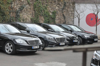 Land Rover, Mercedes si Skoda cu geamuri umbrite. Cum arata masinile democratilor, surprinse astazi la sediul PD - GALERIE FOTO