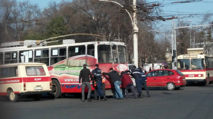 Ambuteiaj la o intersectie din centrul capitalei din cauza unui troleibuz defect: Momentul in care au inceput sa-l impinga - FOTO Ambuteiaj la o intersectie din centrul capitalei din cauza unui troleibuz defect: Momentul in care au inceput sa-l impinga - FOTO