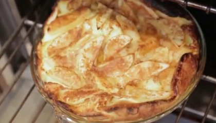 Adauga oua batute peste merele feliate! Rezultatul? Nu ai mancat un desert mai bun Adauga oua batute peste merele feliate! Rezultatul? Nu ai mancat un desert mai bun