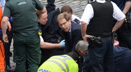Acoperit de sange, a fost fotografiat in timp ce resuscita o victima a atacului din Londra. Cine e britanicul considerat erou Acoperit de sange, a fost fotografiat in timp ce resuscita o victima a atacului din Londra. Cine e britanicul considerat erou