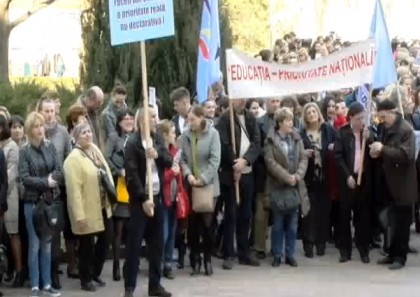 LIVE VIDEO. Sindicalistii din cadrul Federatiei Sindicale a Educatiei si Stiintei, la protest in fata Parlamentului LIVE VIDEO. Sindicalistii din cadrul Federatiei Sindicale a Educatiei si Stiintei, la protest in fata Parlamentului