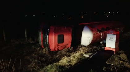 O cisterna din Moldova cu 32 de tone de motorina s-a rasturnat langa o localitate din Romania. Pericol de explozie - FOTO 
