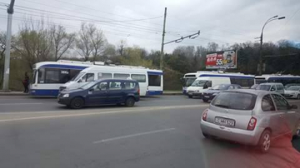 Nu a incaput pe strada? O macara a luat cu ea firele de curent de pe o strada din capitala: Cateva troleibuze, blocate in trafic - FOTO