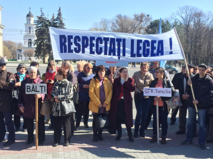 "Vrem un trai decent". Profesorii - la protest in fata Guvernului: Cer salarii mai mari - GALERIE FOTO "Vrem un trai decent". Profesorii - la protest in fata Guvernului: Cer salarii mai mari - GALERIE FOTO