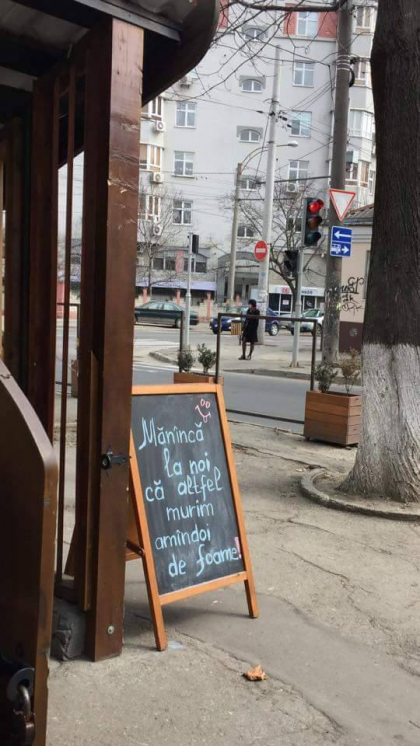 Imaginea care i-a amuzat pe internauti. Cum se promoveaza un local din capitala: "Murim amandoi de foame..." - FOTO