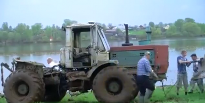 A vrut sa-si plimbe iubita la iarba verde, dar s-a produs haosul, cu noroi si buldozere incluse - VIDEO A vrut sa-si plimbe iubita la iarba verde, dar s-a produs haosul, cu noroi si buldozere incluse - VIDEO