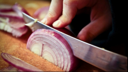 Motivul pentru care ar trebui sa preferi ceapa rosie celei albe. E miraculoasa in dieta!