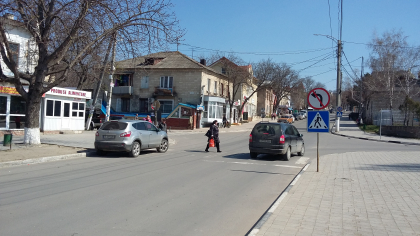 Cu mult tupeu, si-a parcat SUV-ul chiar pe trecerea de pietoni - GALERIE FOTO