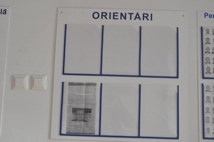 Fotografia lui Renato Usatai afisata pe panoul persoanelor date in cautare intr-un inspectorat de politie din capitala - FOTO