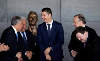 Cristiano Ronaldo a dezvelit in cadrul unei ceremonii o statuie cu chipul sau, dar a avut un soc cand a vazut-o. Fanii au innebunit