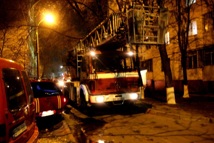 Etajul 9 al unui bloc din capitala, cuprins de flacari. Un minor de 17 ani, transportat la spital, intoxicat cu monoxid de carbon: 4 autospeciale au intervenit - VIDEO 