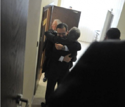 Si barbatii... se cuprind cateodata! Poza zilei, astazi, la Parlament. Marian Lupu si Iurie Leanca, cu zambetul pe buze, s-au strans in brate - GALERIE FOTO Si barbatii... se cuprind cateodata! Poza zilei, astazi, la Parlament. Marian Lupu si Iurie Leanca, cu zambetul pe buze, s-au strans in brate - GALERIE FOTO