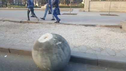 "Bolovanii" de pe bulevardul Stefan cel Mare au luat-o la vale. Ce spun autoritatile - FOTO "Bolovanii" de pe bulevardul Stefan cel Mare au luat-o la vale. Ce spun autoritatile - FOTO