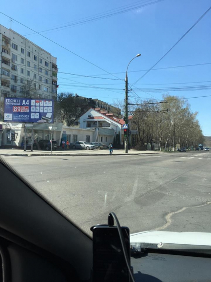 Sa te opresti la rosu sau sa-ti incerci norocul la verde? Vezi pe ce strada te asteapta semaforul care aprinde doua culori concomitent - FOTO
