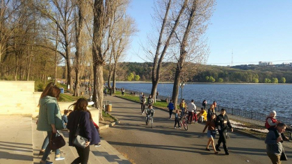 Si astazi a fost vreme numai buna de iesit la iarba verde. Parcurile, arhipline - GALERIE FOTO