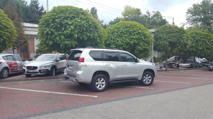 Parcheaza unde le tuna, chiar si pe doua locuri. GALERIE FOTO cu cei mai tupeisti soferi, pe strazile din capitala Parcheaza unde le tuna, chiar si pe doua locuri. GALERIE FOTO cu cei mai tupeisti soferi, pe strazile din capitala