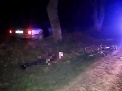 Sfarsit tragic pentru un biciclist de 21 de ani: s-a stins pe loc dupa ce a fost lovit de o masina in apropiere de Ungheni - FOTO Sfarsit tragic pentru un biciclist de 21 de ani: s-a stins pe loc dupa ce a fost lovit de o masina in apropiere de Ungheni - FOTO
